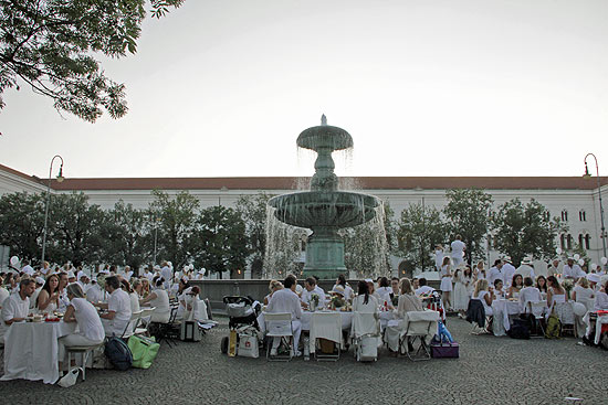 "Dîner en blanc" München 2018 am Brunnen der LMU auf dem Geschwister-Scholl-Platz- (©Foto Marikka-Laila Maisel)
